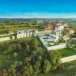 Beautiful Monte With Pool