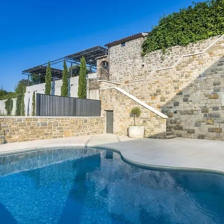 Beautiful Monte With Pool Villa
