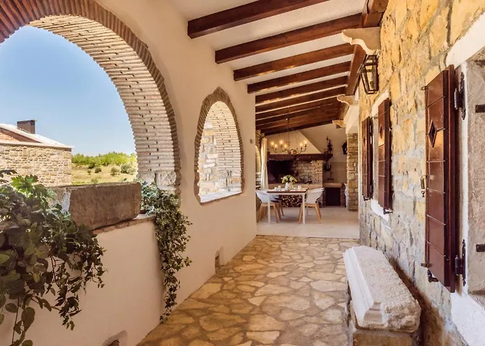 Beautiful Monte With Pool Villa *