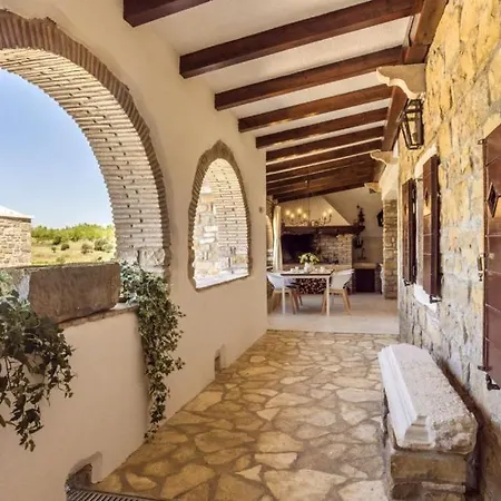Beautiful Monte With Pool Villa *