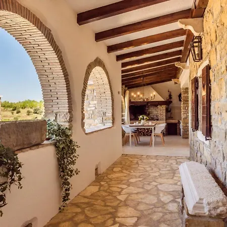 Beautiful Monte With Pool Villa *